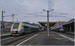 Vorbei die Zeiten, als eine SNCF CC 72000 aus Delle einen SBB Kurswagen Bern - Paris nach Belfort brachte welcher dann dem Schellzug auf Gleis 1 nach Paris angehängt wurde. Vorbei die Zeiten, doch der Bahnhof selbst hat sich kaum verändert, und auch heute noch kann hin und wieder interessantes beobachtet werden, wie zum Beispiel vier Züge auf einmal: Rechts, auf Gleis 1 wartet der TER 30417 auf die Abfahrt nach Mulhouse (12:06). Auf Gleis 2 steht der Z 27570 als TER nach Meroux TGV (Abfahrt um 12:02) und gleich daneben der Z 51571, der um 12:06 als TER 94028 nach Besançon Viotte fahren wird. Ganz links im Bild der SNCF Z 27736, der als TER 94837 von Montbéliard in Belfort eintrifft (11:57). 11. Jan. 2019