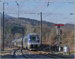 Der 27574 und ein weiterer auf dem Weg nach Lyon verlassen den Bahnhof St-Pierre-en-Faucigny, der noch mit Formsignalen ausgestattet ist.