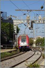 Ein SNCF Z 26 585 UIC 94 87 0026 585-3 F-AZUR 'Computer-Mouse' f�hrt als TER ZOU 88121 in Saint Rapha�l ab. Der Zug ist auf der Fahrt von Menton nach Les Arcs und h�lt an den meisten Station an.

September 17, 2026