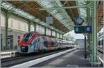Der SNCF Coradia Polyvalent régional tricourant Léman Express 31519 wartet in Evian auf die Abfahrt.