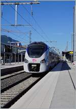 Der SNCF Coradia Polyvalent régional tricourant Z 31551 in einer neuen Interpretation der  Léman Express -Farbgebung erreicht Annemasse. Ich finde es schade, dass man sich
nicht an die beim Start des Léman Express eingeführte Farbgebung halten kann, um die Erkennbarkeit des Léman Express zu erhöhen.

12. Juli 2022 