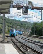 Der SNCF Coradia Polyvalent régional tricourant Z 31535 erreicht als TER 884332 von St-Gervais-Les-Bains-Le Fayet sein Ziel Bellegarde-sur-Valserine.