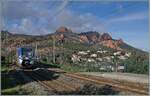 Der SNCF Triebzug 55520 verlässt Anthéor-Cap-Roux in Richtung Cannes. Der Ort ist (bahnfotograf-technisch) vor allem wegen seinem Viadukt bekannt, das hier leider nicht zu sehen ist, dafür zeigt sich die roten Felsen im Hintergrund seh ...