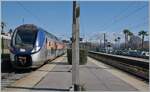 Der Triebwagenzug Region 2N Z 55525 beim Halt in Antibes.