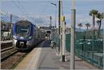 Der Triebwagenzug Region 2N Z 55520 beim der Ankunft in Antibes.
