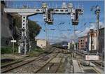 Ein SNCF TER  von Marseille nach Nice erreicht den Bahnhof von Saint Raphaël-Valesure; leider mit dem Steuerwagen voraus: Ich habe trotzdem abgedrückt, den dass Bild zeigt einerseits die Signalbrücke sowie auch einen Blick auf den Einf ...
