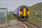 Der Dieseltriebwagen 156 469, unterwegs auf der Cumbrian Coast Railway, erreicht die kleine Haltestelle Nethertown.