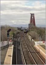Ein Blick in die Gegenrichtung, gegen Süden auf die Forth Bridge mit dem dem ankommenden Scotrail Class 170.