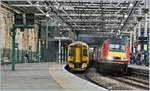 In Edinburgh Waverley warten der 158 735 und der HST 125 Class 43 43 312 auf ihre Abfahrten in die verschiedenen Richtungen.