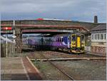 Zwei Class 153 Diesltriebzüge erreichen auf ihrer Fahrt von Carlisle nach Barrow-in-Furness den Bahnhof Workington.