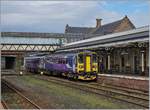 Zwei Class 153 Dieseltriebzüge auf ihrer Fahrt von Carlisle nach Barrow-in-Furness beim Halt im Bahnhof von Workington.