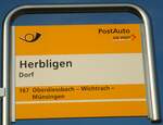 (133'481) - PostAuto-Haltestellenschild - Herbligen, Dorf - am 25.