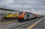 Die Dinazzano Pò (DPO) Eurolight D 284 002 (UIC 92 83 2284 002-8 I-DPO) hat sich in Reggio Emilia mit der D 744 006 (UIC 92 83 2744 006-3 IT-DPO) vor einen Güterzug gesetzt.