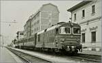 Die FS 345 1065 erreicht mit ihrem Regionalzug aus Novara den Bahnhof von Domodossola. Die beiden ersten Wagen geh�ren zur den sogenannten  Centoporte  Wagen, was auf Deutsch etwas mit Hundertt�ren-Wagen �bersetzt werden k�nnte. Etwas 2000 Centoporte in verschieden Ausf�hrung waren bei der FS von 1930 bis in die 1980 im Einsatz. 

Analogbild vom 12. Juni 1985