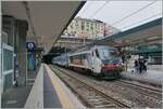 Die FS Trenialia E 401 015 erreicht mit ihrem ic den Bahnhof von Genova Porta Principe.