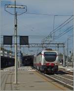 Die FS E 402 106 verlässt mit dem FB 9807 von Torino nach Lecce den Bahnhof Rimini.