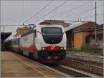 Die FS E 402 172 mit eine Freccia Bianca nach Milano in Modena.