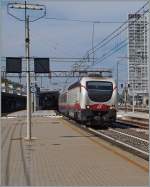 Die Trenitalia FS E 402 B 106 verlässt mit dem FB 9807 Rimini.
16. Sept. 2014 