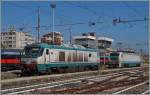 Die beiden doch sehr unterschiedliche Loks der Baureihe 402. Links die schöne E 402 A, recht die 402 B. 
Milano, den 23. Sept. 2014