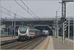 Am Schluss eines Nachtzuges nach Torino ist die FS Trenitalia E 402 107 eingereiht.