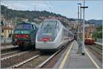 Finale Ligure wartet der FS Trenitalia IC 631 nach Milano und der Trenord Regionalzug 3090  von Bergamo (ab 7:07) nach Ventimiglia (11:48) auf die Abfahrt.