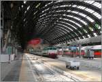 E 444/438055/in-der-grossen-bahnhofshalle-von-milano In der grossen Bahnhofshalle von Milano Centrale wartet eine E 444 mit ihrem IC Richtung Genova auf die Abfahrt.
22. Juni 2015
