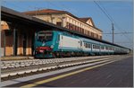 Weitaus besser war das Licht in Lucca: die FS 464 214 wartet auf die Abfahrt nach Pisa.
12. Nov. 2015