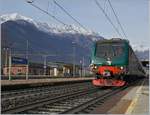 Die Trenord E 464.293 mit einem Regionalzug nach Milano Porta Garibaldi in Premosello Chiovenda.
