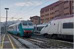 Die Strecke Novara - Domodossola wird meist mit Minutetto Ale 501 bedient. Eine Ausnahme bietet dieser Regionalzug mit einem (aus einem Personenwagen umgebauten?) Steuerwagen an der Spitzt und der schiebenden FS E 464 061 bei der Ankunft in Domodossola.

28. Oktober 2021