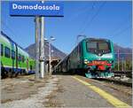 Die Trennord E 464 122 verlässt mit ihrem Doppelstockwagenzug Domodossola in Richtung  Milano Porta Garibaldi (mit Halt auf den meisten Stationen). 

28. Oktober 2021