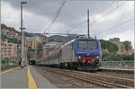 Die FS Trenitalia E 464 676 wartet mit ihrem RE 3115 von Torino nach Ventimiglia in Finale Ligure auf den Gegenzug.