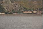 e-464-traxx-p160-dcp/897317/ein-blick-auf-den-bahnhof-taormina Ein Blick auf den Bahnhof Taormina Gardini vom Meer her: Während der interCity notte 1959 von Roma Termini nach Siracusa den Bahnhof verlässt, 'verdeckt' ein dort abgestellter FS Treniatlia ETR 104 (Coradia Stream Pop) die Sicht auf den Nachtzug. 

24. Sept. 2025