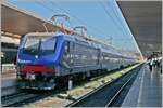 Die FS Trenialia E. 464 606 wartet mit einem Regionalzug in Firenze S.M.N auf die Abfahrt nach Pisa Centrale. 

19. Sept. 2025