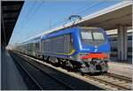 Die FS Trenialia E. 464 547 wartet mit einem Regionalzug in Pisa Centrale auf den nächsten Einsatz. 

19. Sept. 2025