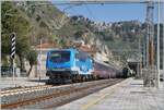 Im wundersch�nen Bahnhof von Taormina-Giardini verl�sst die FS Trenitalia E 464 231 mit ihrem Nachtzug ICN 1959 von Roma Termini (ab 23:30) nach Siracusa (12:52) nach der Ankunft des Gegenzugs den