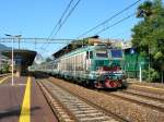 Ziemlich verschmierte FS E 633 014 mit einem Regionalzug nach Milano beim Halt in Domodossola am 10. September 2007.