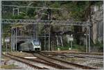 Hinter diesem Bild des aus dem Iselle Tunnel in den Bahnhof von Iselle einfahrenden Zuges verbirgt sich ein ungwöhnlichr Zuglauf: Der BLS RE 11 4545 ist von Biel/Bienne (ab 07:34) nach Iselle di Trasquera (an 09:58) unterwegs. Der Zug bediente Lyss, Zollikofen, Ostermundigen, Gümligen, Münsingen, Thun, Spiez, Mülenen, Reichenbach im Kandertal, Frutigen, Kandersteg, Goppenstein, Hohtenn, Ausserberg, Eggerberg und Brig; fuhr demnach also nicht via Bern.
Der Zug besteht aus dem BLS RABe 528 111 und 101. Für die Weiterfahrt infolge Baurabeiten stehen etliche Buse zur Verfügung. 
Die Eigentumsgrenze zwischen der FS und SBB liegt im hier zu sehenden 169 Meter langen Iselle Tunnel, welcher auf 144 Meter länge der SBB gehört.

17. August 2024
