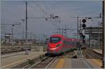 Der von Torino P.N nach Roma fahrende ETR 400  Frecciarossa 1000  verlässt Milano Centrale als FR 9631 und fährt ohne kommerziellen Halt weiter nach Roma Termini. 22. Juni 2015
