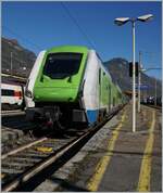 In Domodossola wartet der Trenord ETR 421 017 (94 83 4421 817-7 I-TN) auf seinen nächsten Einsatz als Trenord Regio 2431 um 14:56 nach Milano.