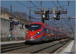 Der Trenitalia FS ETR 400 048 ist als FR 9291 von Paris Gare de Lyon nach Milano Centrale unterwegs und erreicht Chambéry-Challes-les-Eaux, wo der Zug einen fahrplanmässigen Halt hat. Neben der schweren Gleichstromfahrleitung zeigt sich auf die wuchtige Signalbrücke als landestypischen Merkmal. 

20. März 2022