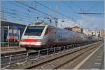 Eine gute Woche später errscheint derselbe FS Treniatlia ETR 460 026 nun als Frecciabinaco FB 8601 auf der Fahrt von Genova P.Principe nach Roma Termini. Ich konnte ihn beim Halt in Chivitavecchia fotografieren.

27. Sept. 2025 