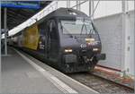 Die SBB Re 460 028 (Re 460 91 85 4 460 028-4 CH-SBB) tr�gt die gef�llige Werbedekoration  Schweizer Wanderwege  wobei die Lok wahrscheinlich mit der gelben Front noch besser wirkt. 
Die SBB Re 460 028 ist mit dem IR 95 1712 von Brig nach Gen�ve A�roport und konnte beim Halt in Lausanne fotografiert werden. 

4. Juni 2026