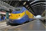 ETR 500/897319/in-milano-centrale-steht-ein-von In Milano Centrale steht ein von der Form her bekannter Zug, jedoch in einer noch nie gesehenen Farbgebung: Der RFI ETR 500 mit dem Triebkopf 93 83 2404 648-2 I-RIF 'Diamante 2.0'.

17. Sept. 2025