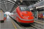 Der FS Treniatlia ETR 500 052 wartet in Milano Centrale auf die baldige Abfahrt (ab 14:30) nach Regio di Calabria Centrale, wo der Zug nach einer langen Fahrt von gut 1250 km um 23:53 eintreffen wird.