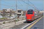 Der FS Trenitalia ETR 600 002 in der neuen Frecciarossa Farbgebung (und ein weiterer) sind als FR 8306 von Bari (ab 8:46) nach Roma Termini (an 12:55) unterwegs und fahren ziemlich schnell durch den Bahnhof von Trani. 

22. April 2023