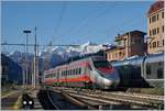 Der FS Trenitalia ETR 610 004 verlässt als EC 35 (Genève-Milano) den Bahnhof von Domodossola.