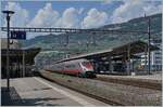 Ein FS Trenitalia ETR 610 ist auf dem Weg nach Milano und färht ohne Halt durch Vevey. 

e16. Juni 2022
