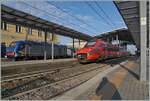 Der FS Trenitalia ETR 700 011 (ex Fyra) hat als Frecciarossa 8802 von Ancona nach Milano unterwegs den Bahnhof von Parma erreicht. 

18.. April 2023