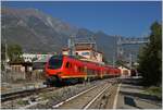 Der bimodulare FS Trenitalia BUM BTR 813 001 von Torino nach Aosta erreicht den Bahnhof von Chatillon Saint Vincent.