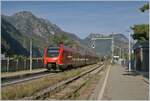 Ein roter FS Regionalzug und der Bahnhof heisst nicht  Ponte di San Martino  sondern  Pont S.